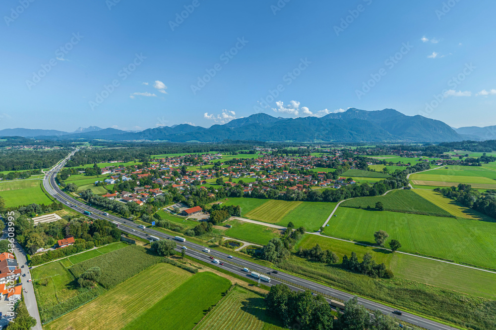 Fototapeta premium Sommer rund um die Feldwieser Bucht am Chiemsee in Oberbayern, Blick auf Feldwies