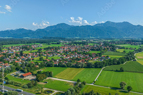 Ausblick auf das Chiemgau bei Feldwies in Oberbayern