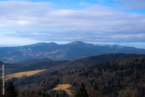 Fototapeta Naklejka Na Ścianę i Meble -  Panorama of Radziejowa Range in early spring, view from village Wierchomla. Beskid Sadecki Mountains, Poland.