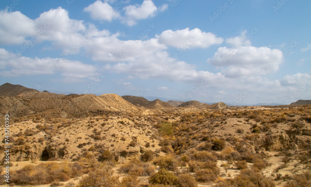 Paisaje desértico en las cercanías de Tabernas, Almería, España. Paisaje árido constituido por colinas y profundos barrancos con escasa vegetación. Día nublado de verano. Paisaje desértico en las cercanías de Tabernas, Almería, España. Paisaje árido constituido por colinas y profundos barrancos con escasa vegetación. Día nublado de verano.