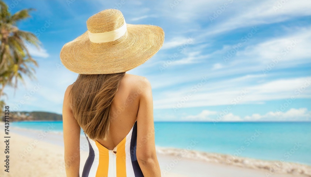Donna con cappello di paglia, su una spiaggia soleggiata