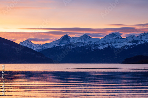 Sonnenaufgang am Thunersee mit Eiger Mönch und Jungfrau