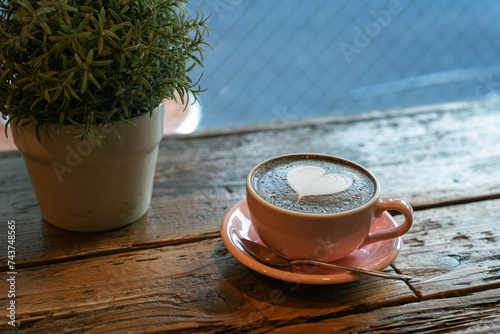 カフェのカウンターに置かれたほうじ茶ラテ