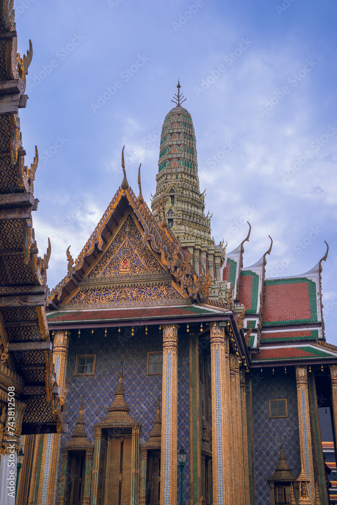 Fototapeta premium Wat Phra Kaew, Temple of the Emerald Buddha (officially known as Wat Phra Si Rattana Satsadaram), Grand Palace , Bangkok, Thailand