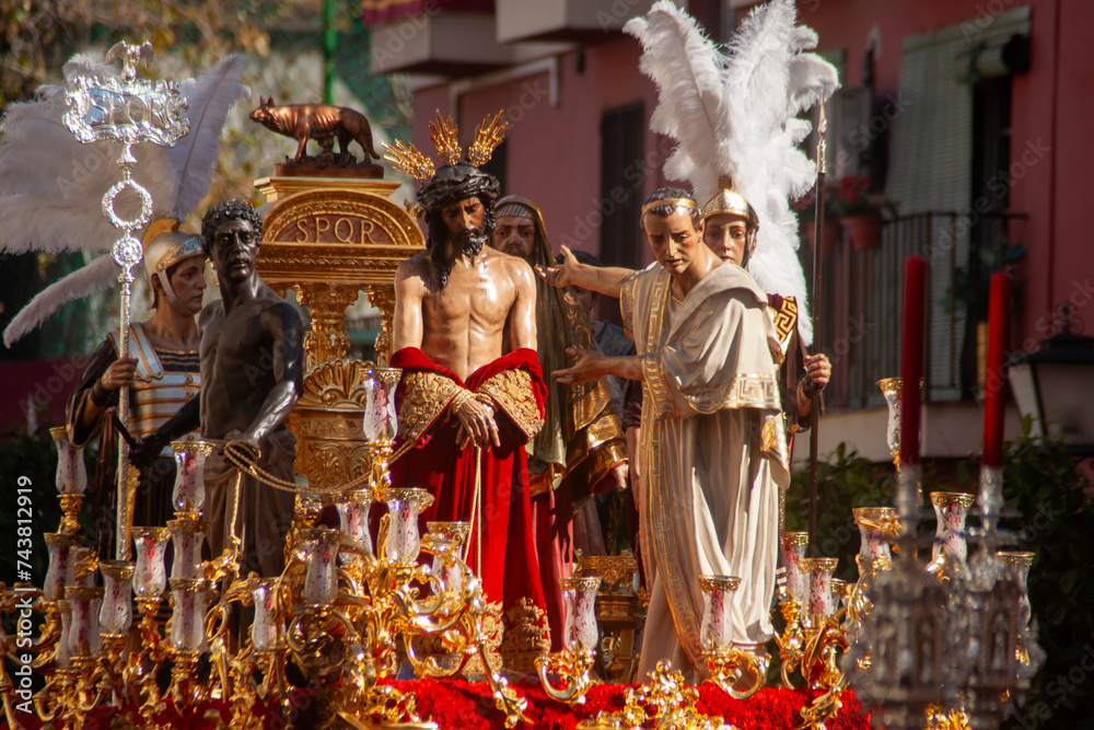 Fototapeta premium paso de misterio de la hermandad de San Benito, semana santa de Sevilla 