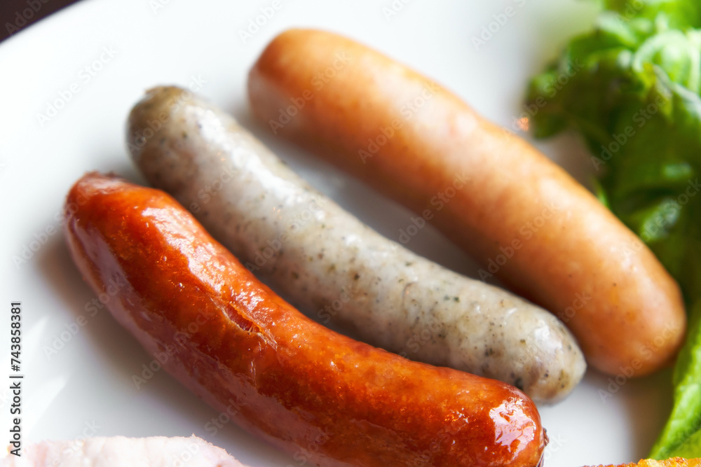 プレートに乗った3種類のソーセージ