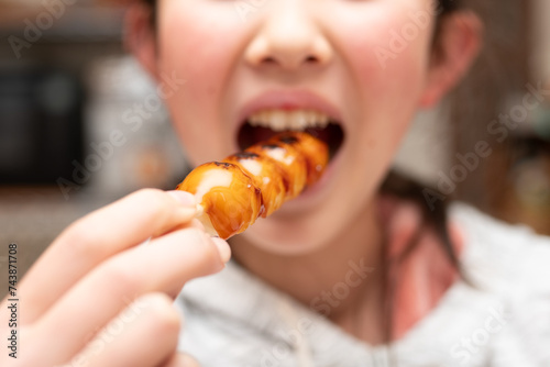 みたらし団子を食べる子供 photo