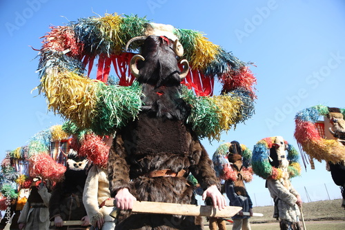 Foto People called Kukeri parade in masks and ritual costumes, perform ritual dances to drive away evil spirits in the town of Elin Pelin, Bulgaria