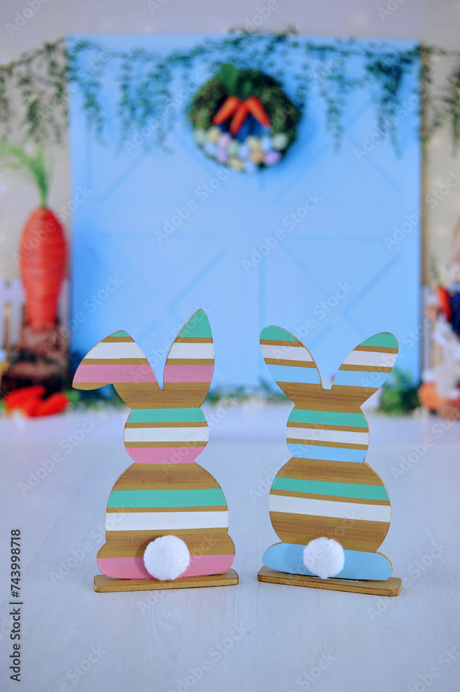 Fototapeta premium coelho de pascoa de madeira em fundo de pascoa com espaço para texto anúncio ou promoção de páscoa