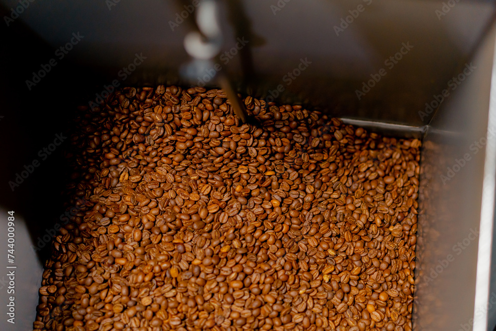 Obraz premium close-up of a coffee roasting factory inside drum roasting stirring coffee