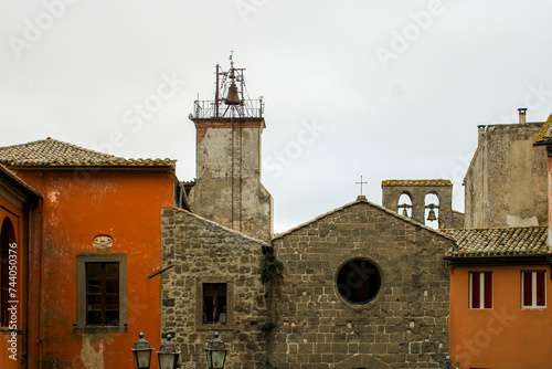 Rocca e cappella con campane nel borgo di Montefiascone