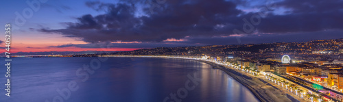 Aéroport de Nice-Côte d'Azur et la plage de la ville de Nice de nuit .