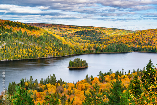 Foto Mauricie, Canada - Oct 08 2022: Picture show the view in the Mauricie national p