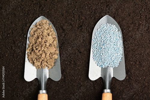 The picture represents difference between Fertilizers and Manures