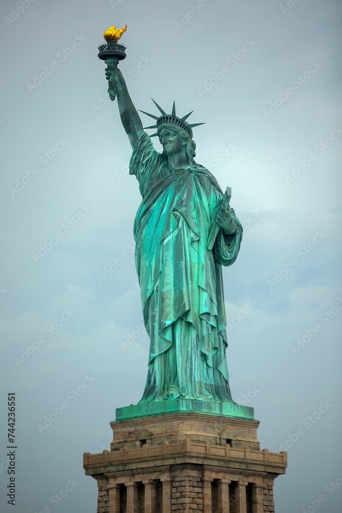 Fototapeta premium Statue of Liberty standing against an overcast sky