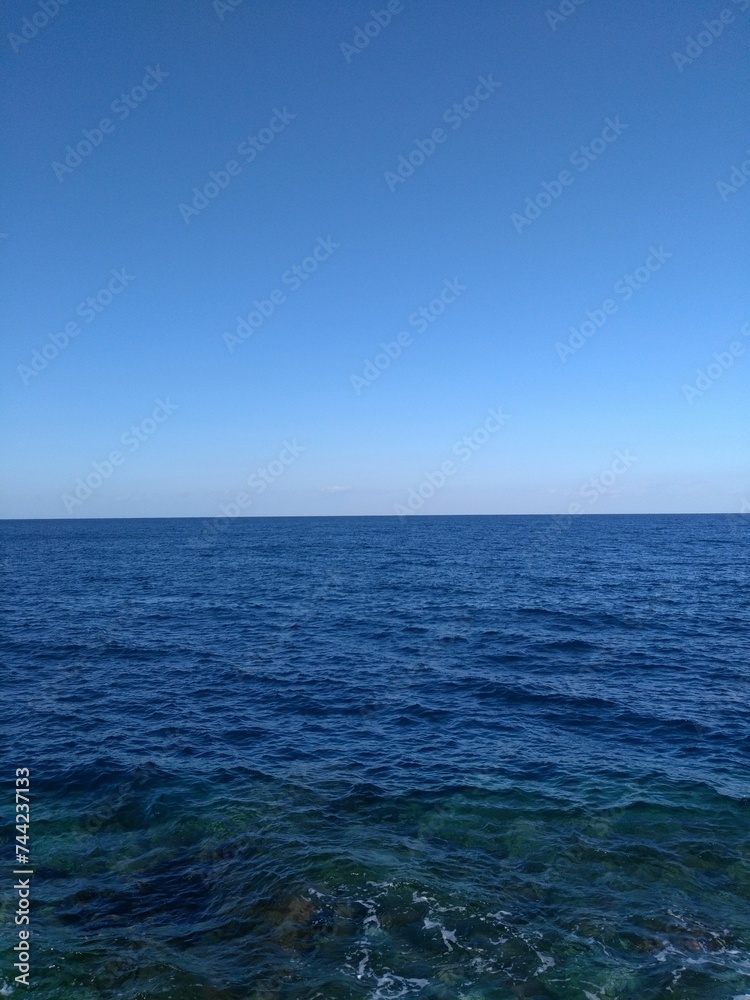 Obraz premium Vertical of blue waves of the sea