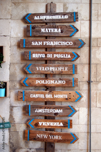 Segnali di indicazioni e direzioni stradali in legno. Bari, Italia photo
