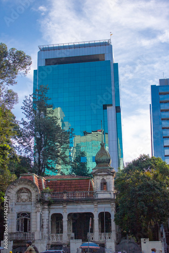 ceu azul da cidade com prédios