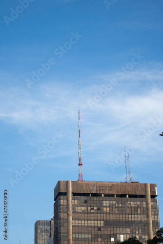 céu azul da cidade com prédios 