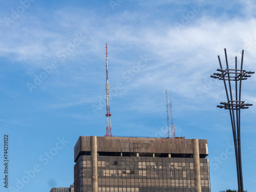 Ceu auzl da cidade com prédio 