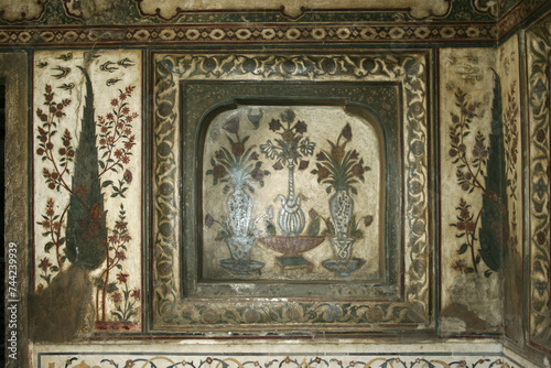 фотографія AGRA, UTTAR PRADESH / INDIA - FEBRUARY 27, 2012 : INLAID WORK OF MARBAL STONE ON WALL OF ITMAD UD DAULA (BABY TAJ)