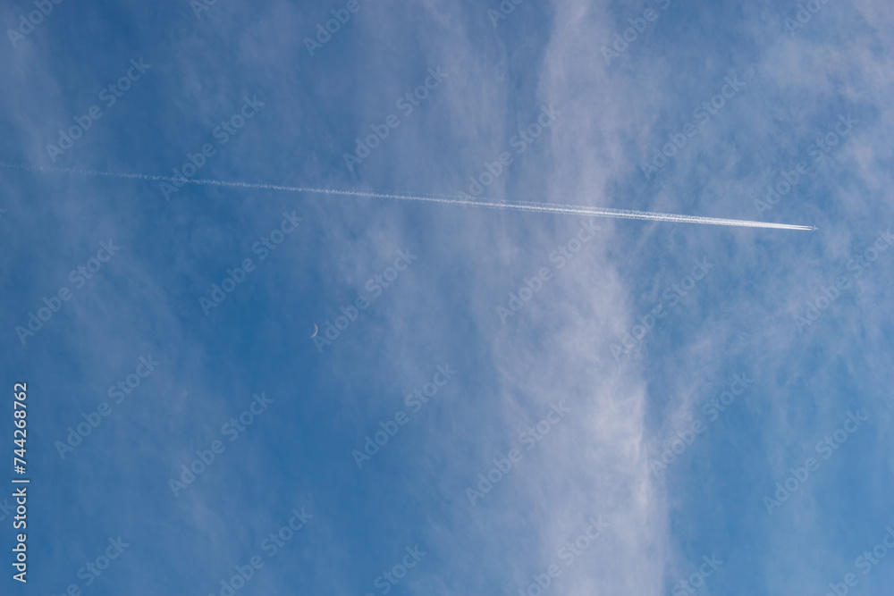 突き抜ける飛行機雲と小さな三日月 突き抜ける飛行機雲と小さな三日月
