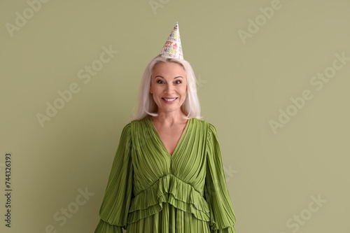Mature woman in party hat o...