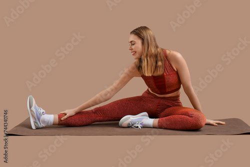 Young woman stretching on y...