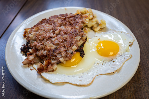 Obraz na płótnie Corned beef hash with fried eggs w salonie