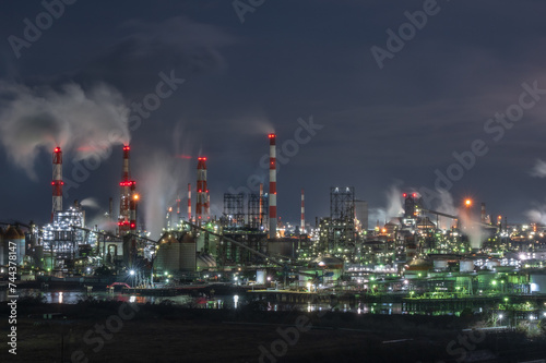 日本の岡山県倉敷市の水島コンビナートの美しい工場夜景