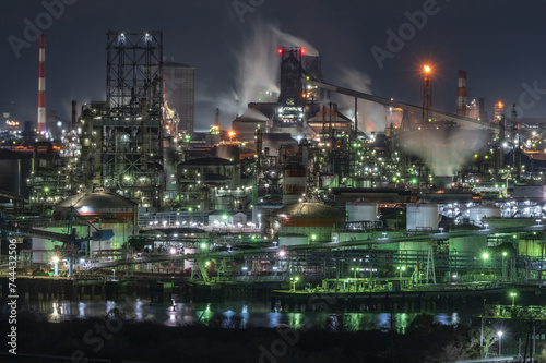 日本の岡山県倉敷市の水島コンビナートの美しい工場夜景 © 仁 藤原