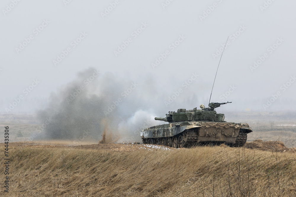 Fototapeta premium Tank shoots on the range