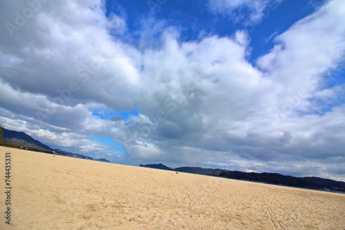 広がる雲と白い砂浜