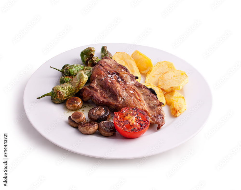 plato de carne a la brasa con patatas fritas, pimientos verdes, tomates y champiñones plato de carne a la brasa con patatas fritas, pimientos verdes, tomates y champiñones