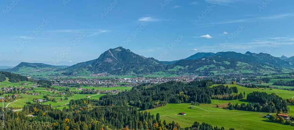 Panoramablick ins herbstliche Illertal im Oberallgäu auf Sonthofen und den markanten Grünten