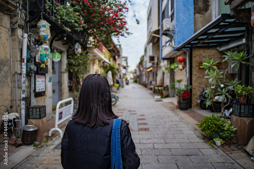 台湾の都市、台南の神農街を歩く女性の後ろ姿