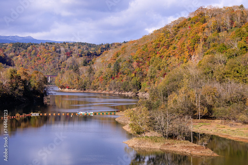 北海道恵庭市、漁川ダムから眺める紅葉のえにわ湖【10月】