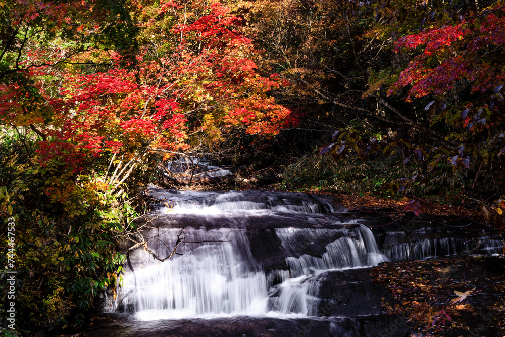 北海道恵庭市、紅葉に染まるラルマナイの滝【10月】