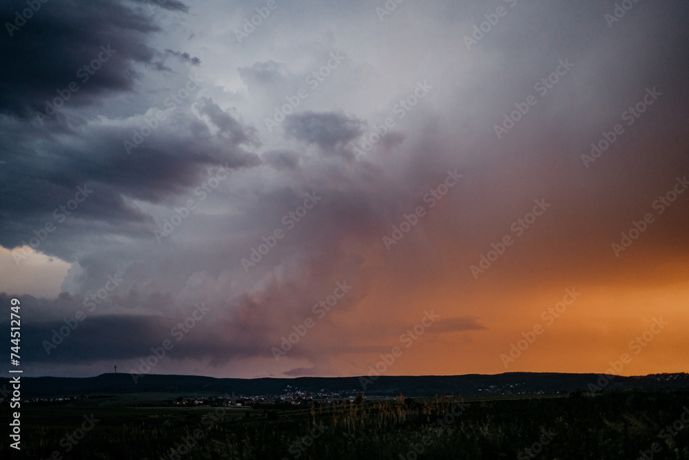 Gewitterwolken bei einem Sonnenuntergang