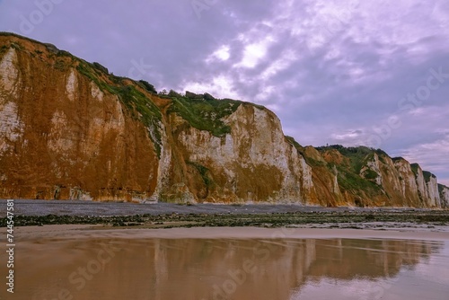 Les falaises de Dieppe avec ciel nuancé et effet de lumière mauve électrique 