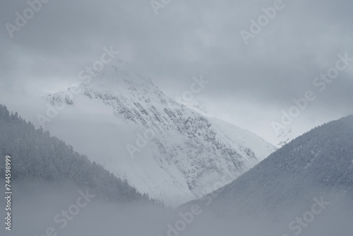 Winterliches Bergmassiv in Tirol