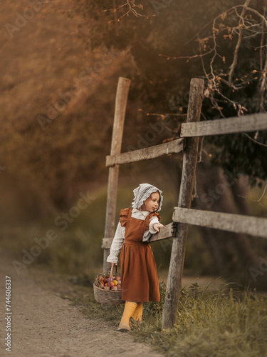 bambina vestita da contadina al fiume, foto effetto vintage fine art photo