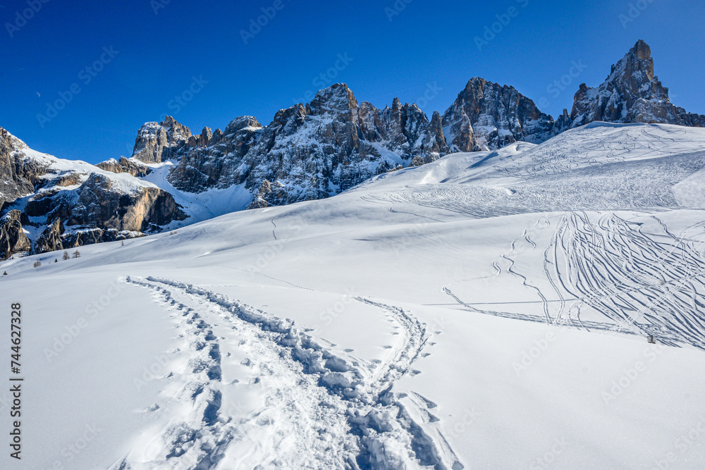Obraz premium Neve e sole, inverno a Passo Rolle, Dolomiti, Pale di San Martino