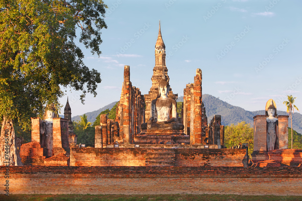 Obraz premium A view of the Sukhothai Historical Park at dusk, Thailand