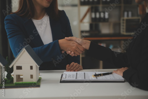 Foto Business Signing a Contract Buy - sell house, insurance agent analyzing about home investment loan Real Estate concept