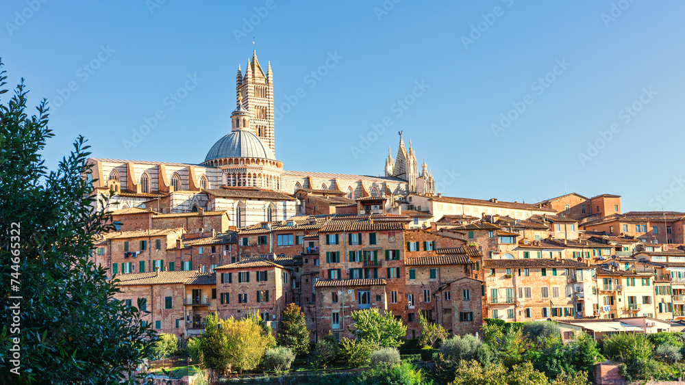 Fototapeta premium Panorama der Altstadt von Siena mit Dom