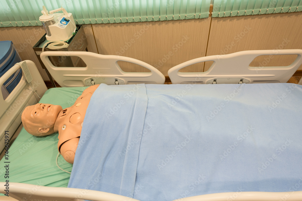 Obraz premium Patient dummy for nurse or doctor student study in university.Patient mannequin for teaching in the medical ward.