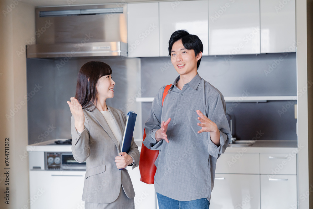 賃貸住宅の内見をする若い男性 賃貸住宅の内見をする若い男性
