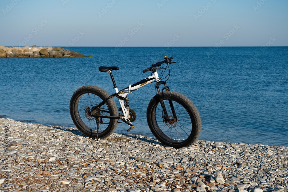 Obraz premium Parked on the beach bike waiting for the continuation