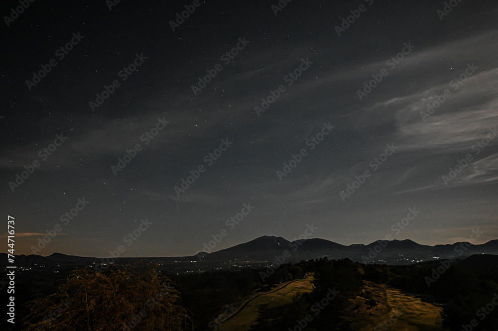Obraz premium 嬬恋村から望む浅間山の星空，群馬県嬬恋村